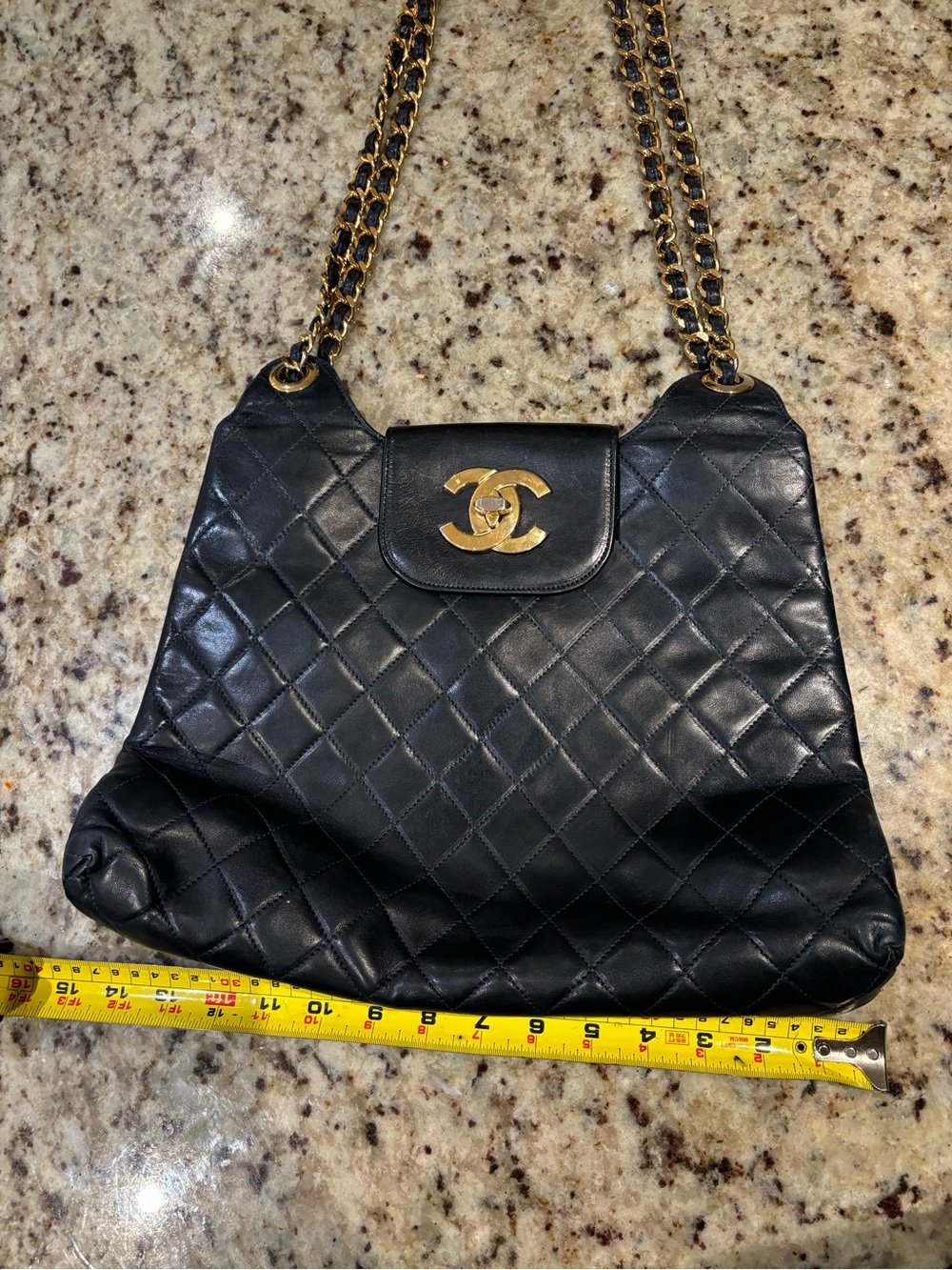 Vintage Chanel black quilted lambskin shoulder bag 24k gold-plated hardware - Picture 2 of 9